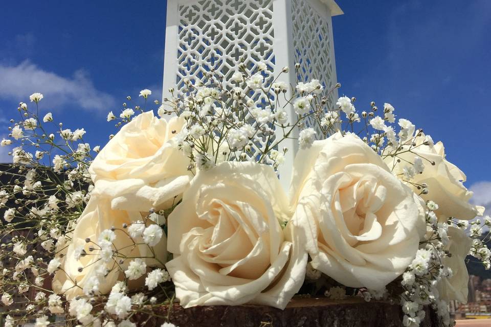 Farol marroquí con rosas blanc