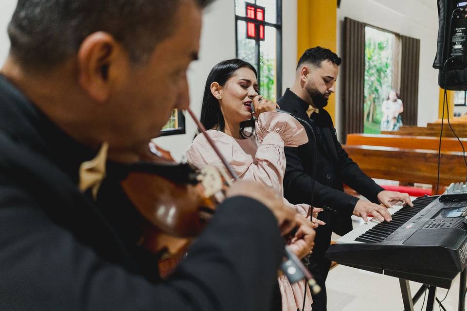 Piano - violín y voz femenina