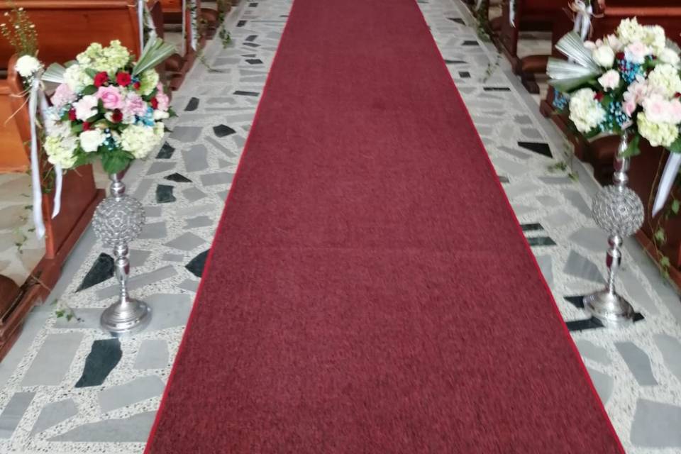 Camino altar con alfombra