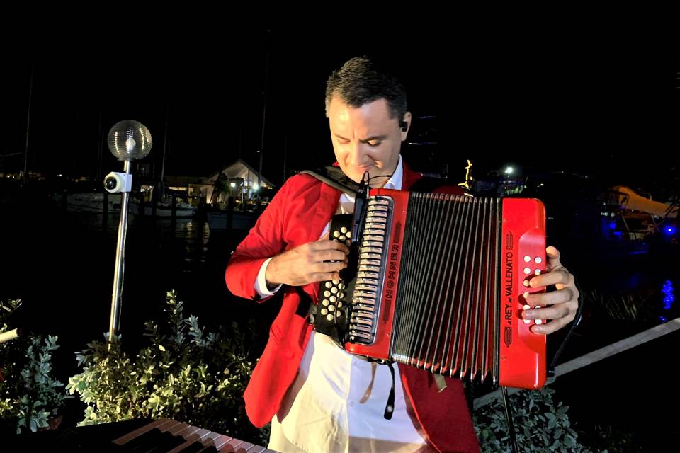 Más música