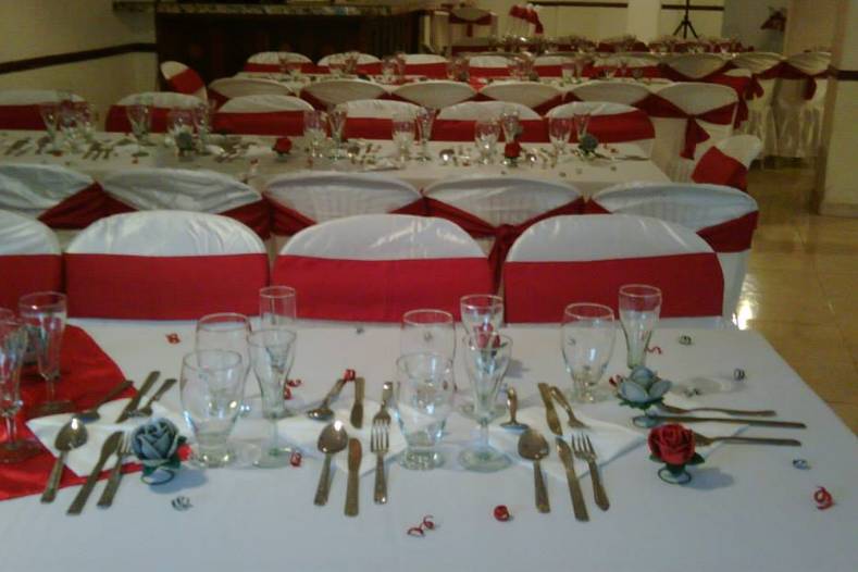 Sillas y mesas en rojo y blanco