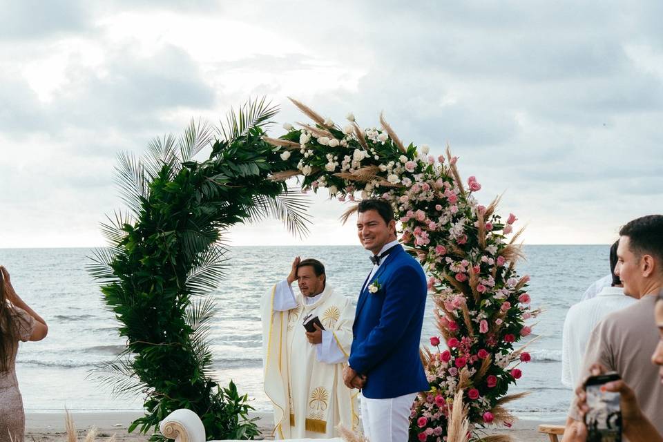 Flores hacia el altar