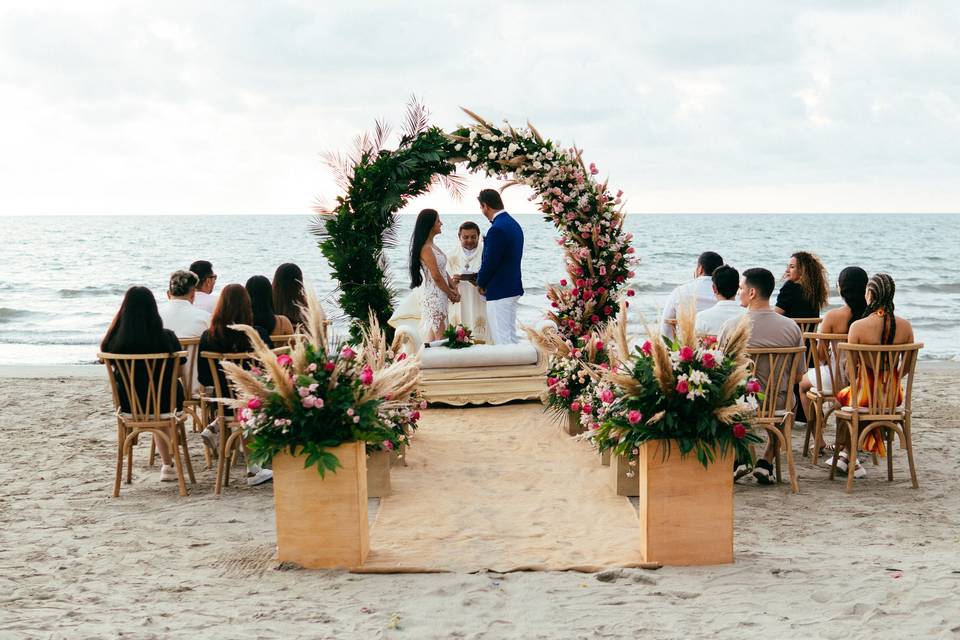 Flores hacia el altar