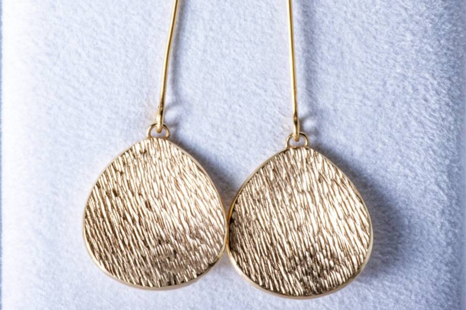 Aretes largos en oro