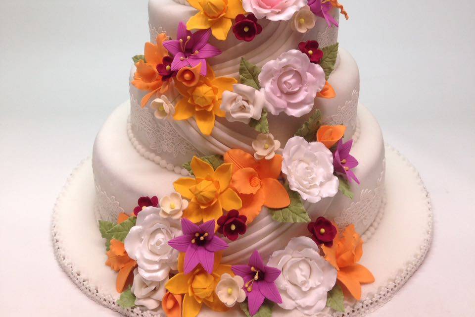 Pastel de boda con flores