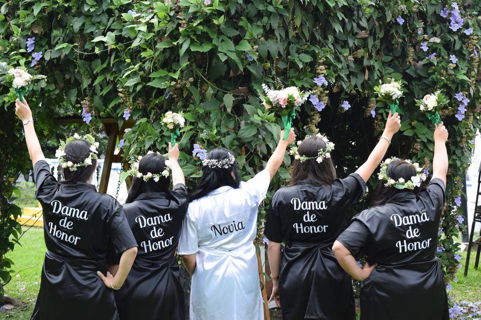 Batas y coronas de flores