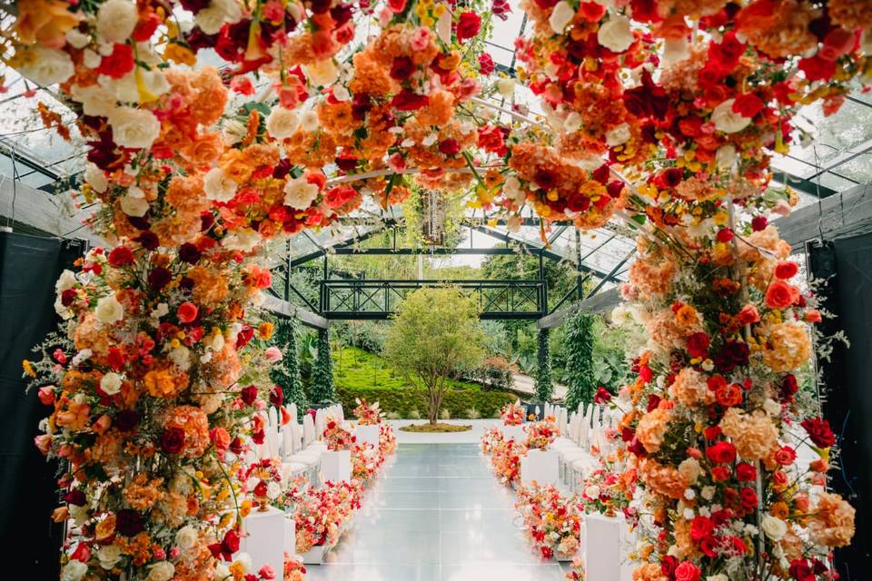 Arco de flores naranjas