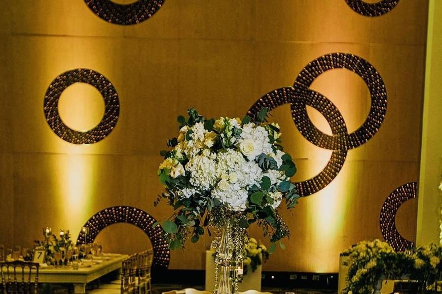 Montaje de mesa con flores blancas para evento