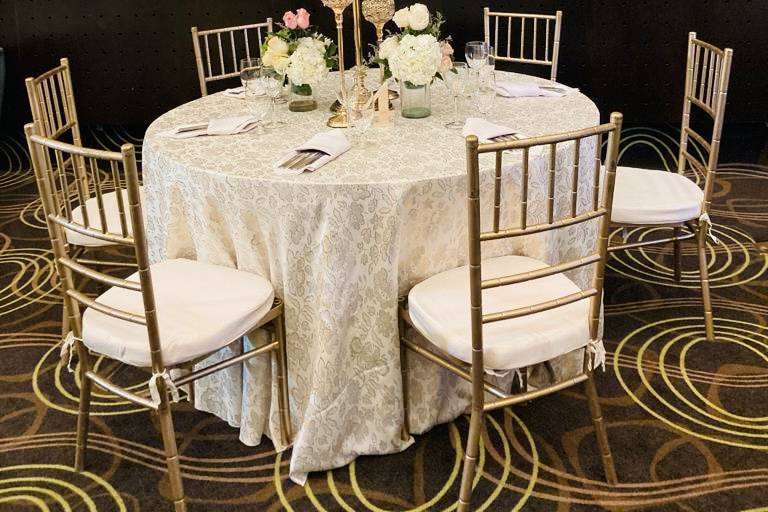 Mesa con arreglo floral blanco