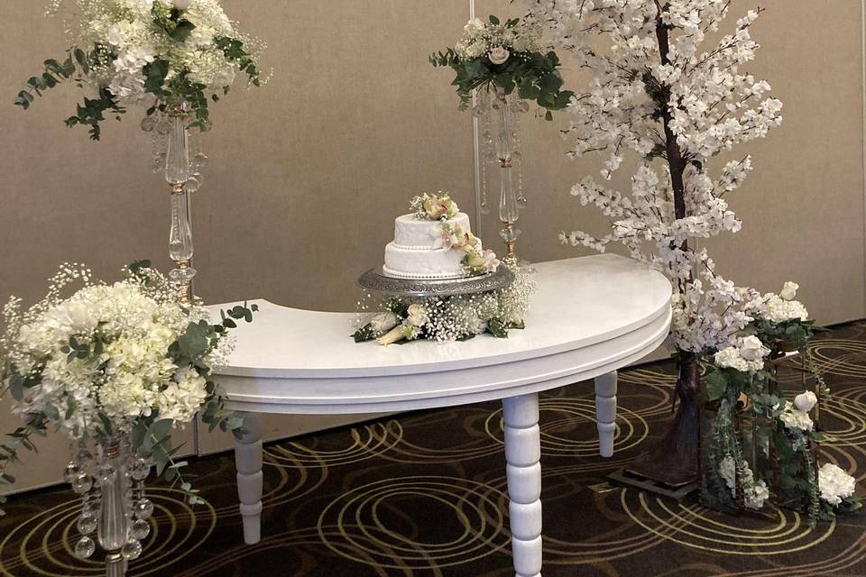 Mesa blanca decorada con flores