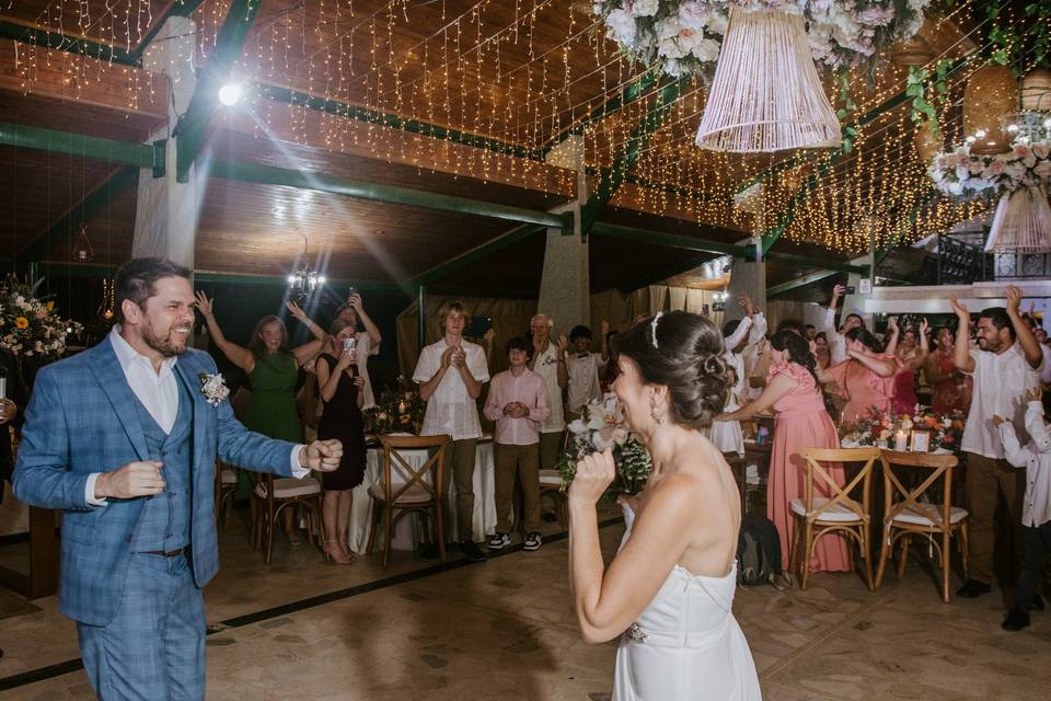 Bailando en la pista frente a los invitados