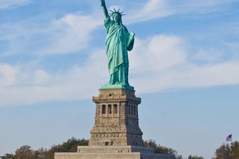 Admira la Estatua de la Libertad