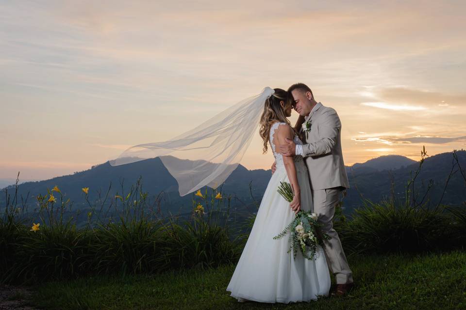 Pareja en el atardecer frente a las montañas