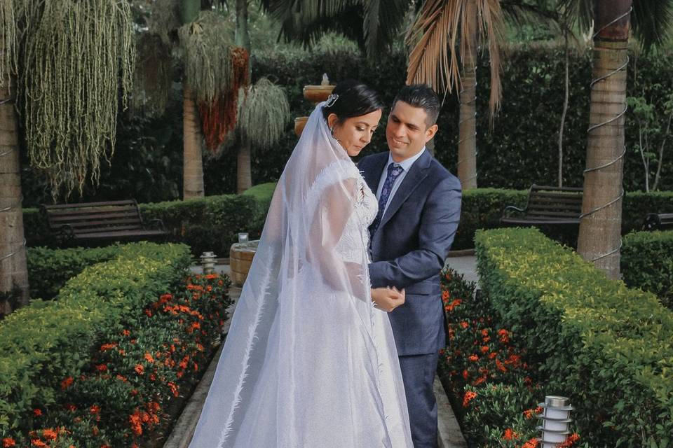 Pareja en un jardín