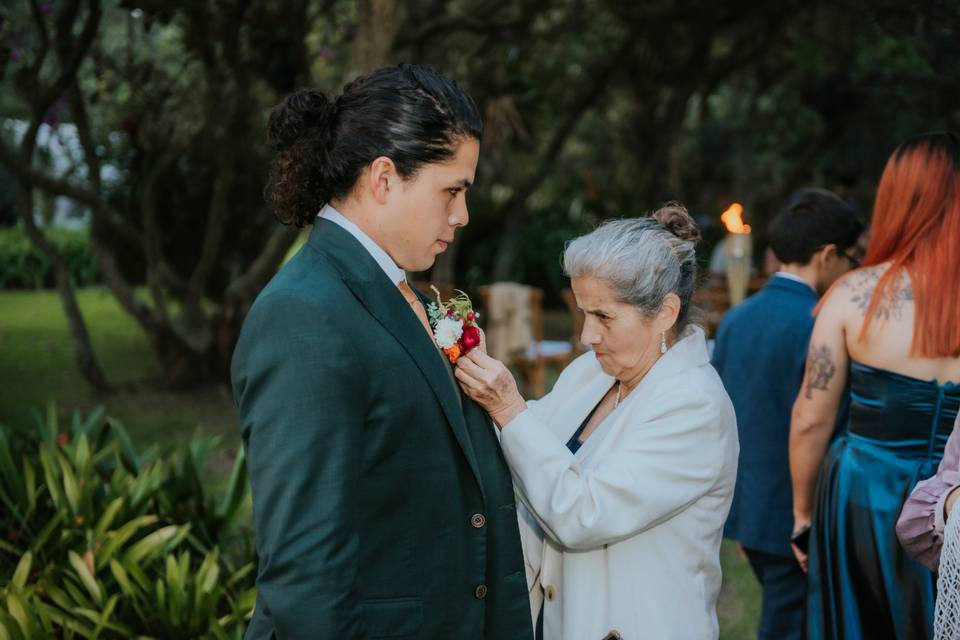 Mamá poniendo boutonniere