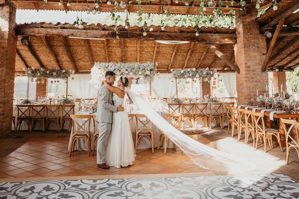 Pareja abrazada en el salón decorado