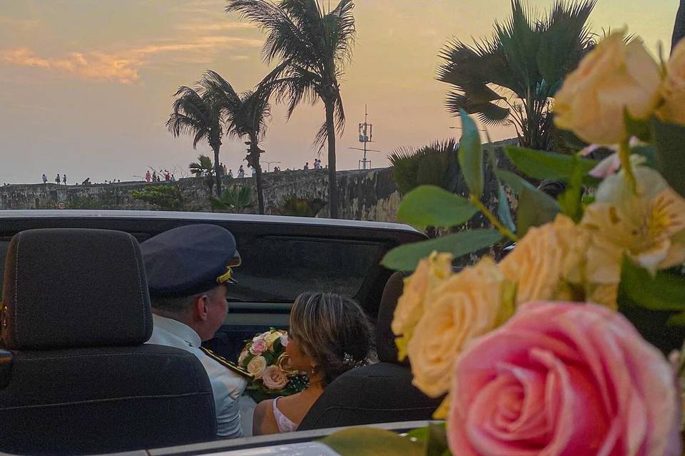 Novios en el coche