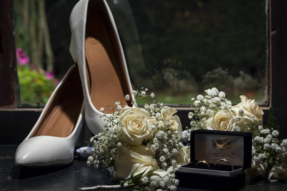 Anillos y zapatos de novia