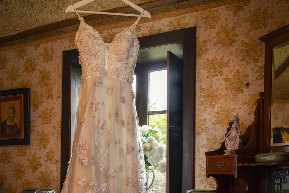 Vestido de novia colgado