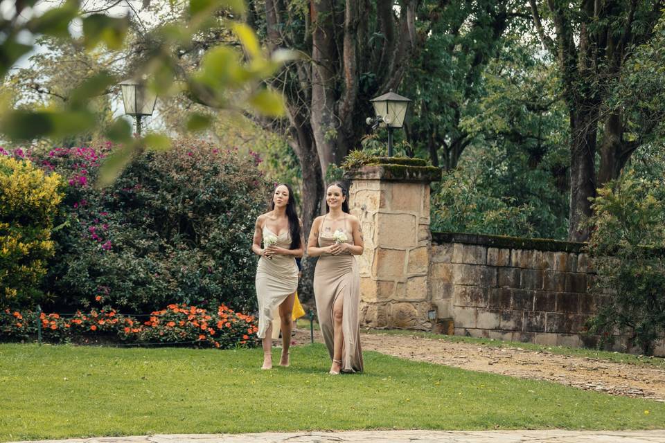 Damas de honor en el jardín