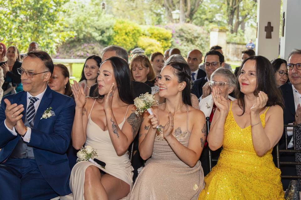 Invitados sentados y aplaudiendo