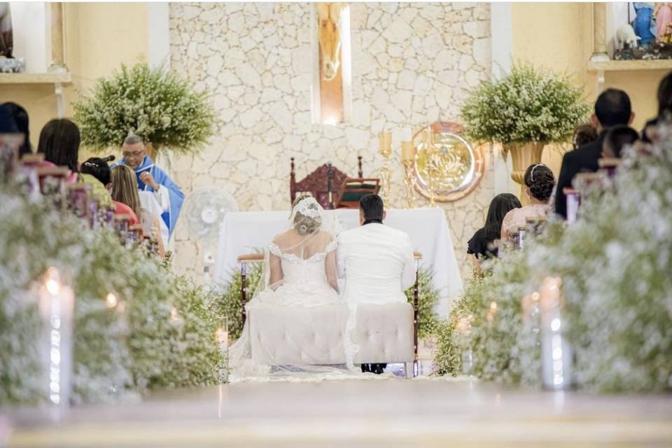 Novios en la iglesia