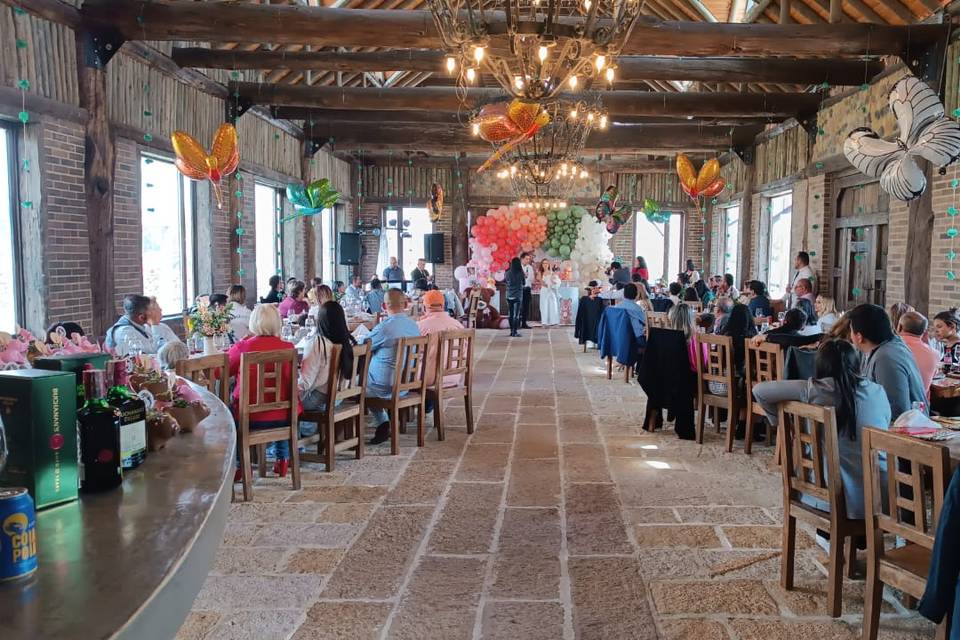 Invitados comiendo en el salón