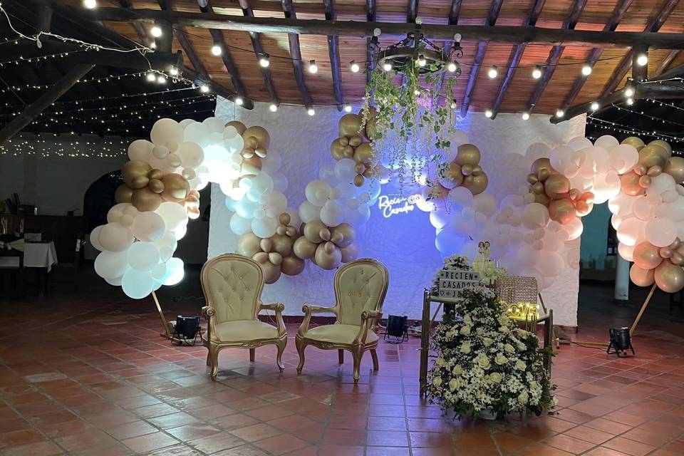 Decoración con globos dorados y blancos