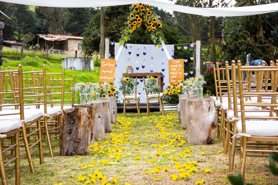 Altar de ceremonia en girasoles