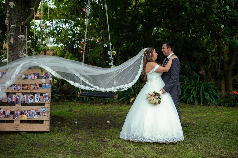 Pareja en un jardín