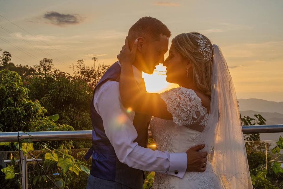 Pareja abrazada en el atardecer