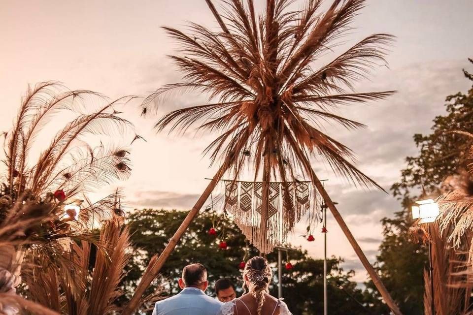 Pareja de espaldas en el atardecer