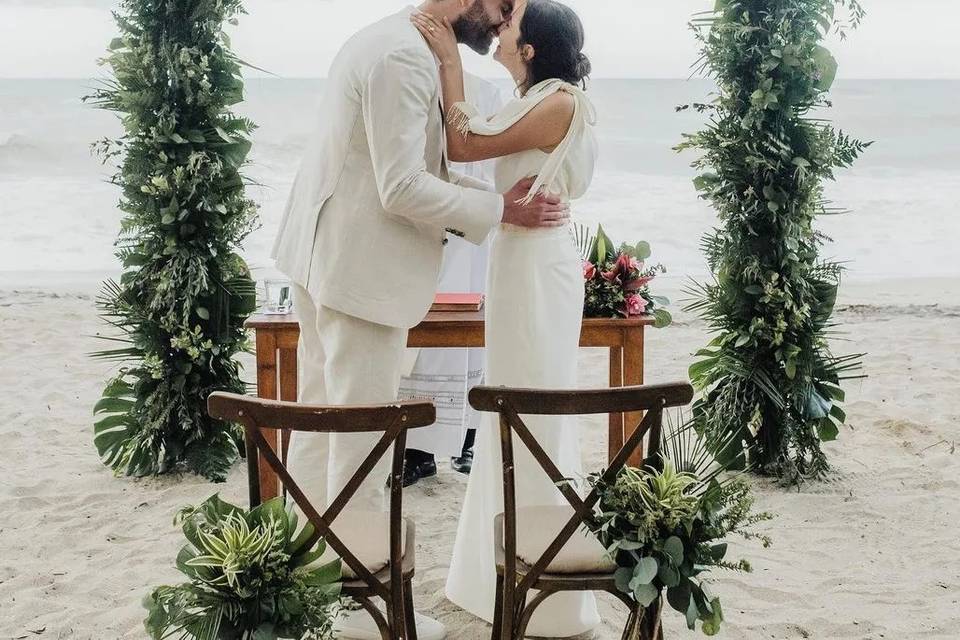 Pareja besándose en la playa