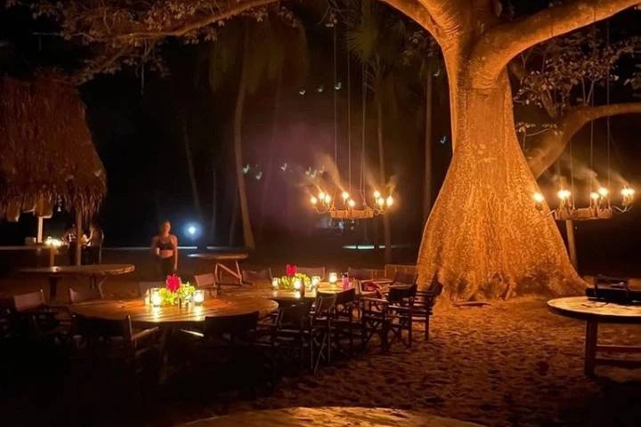 Playa con mesas y velas de noche