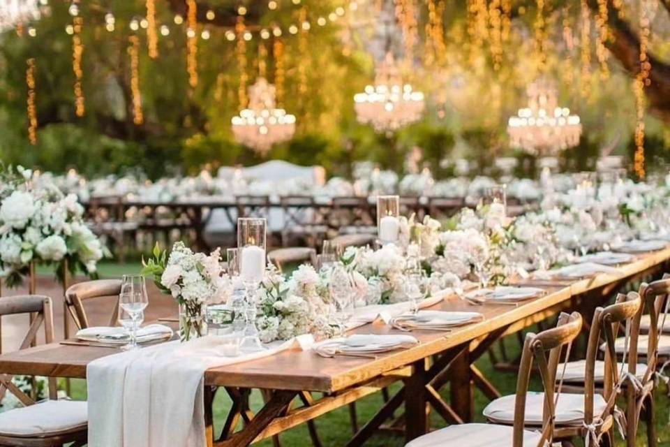 Mesa con flores y telas blancas