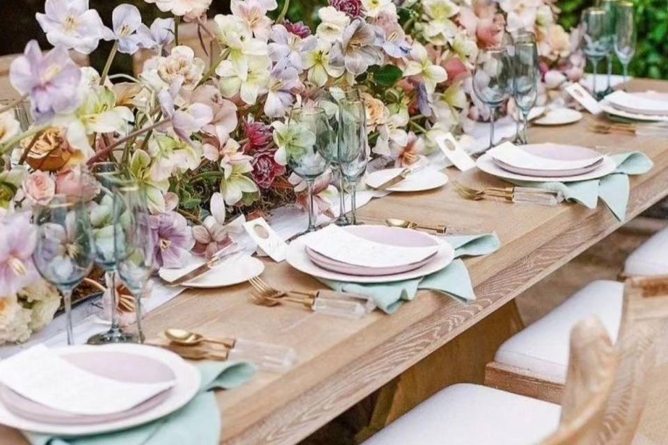 Mesa adornada con flores lilas