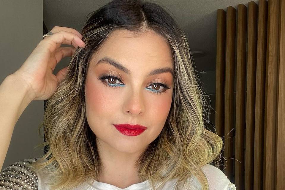 Maquillaje con labios rojos