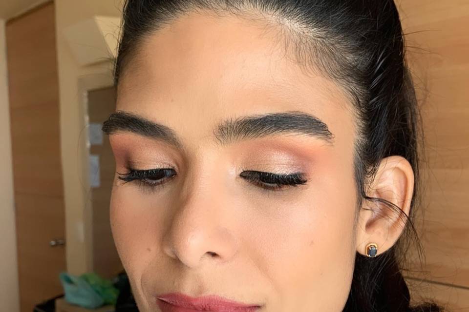 Maquillaje y peinado