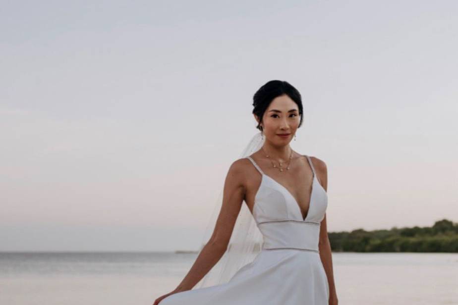 Novia moviendo su vestido en la playa