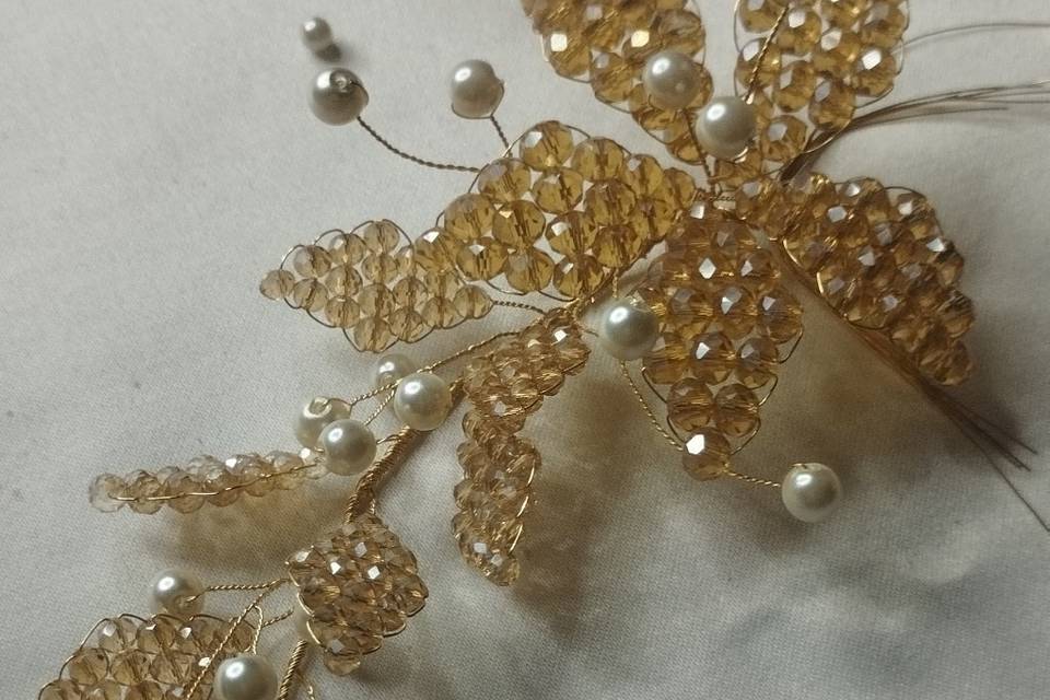 Tocado dorado y perlas beige