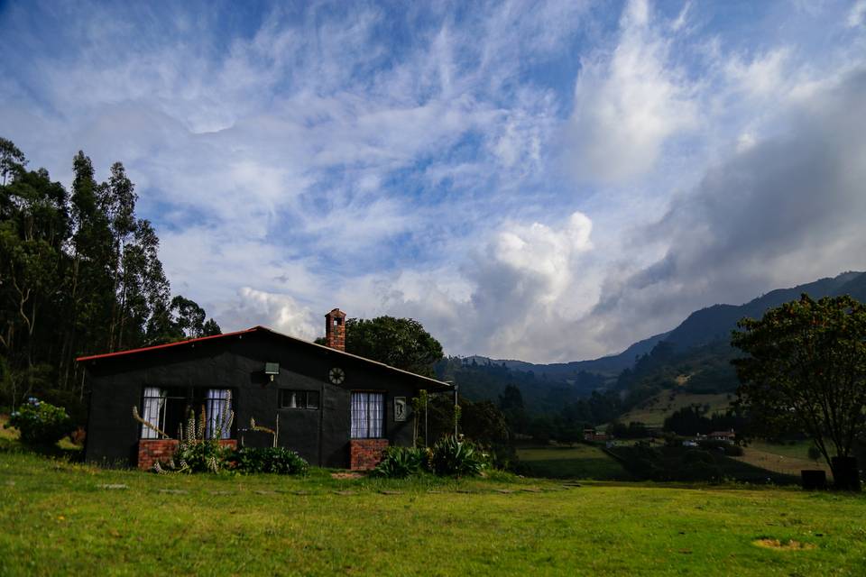 Campo con una casa