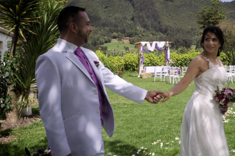 Pareja de la mano en un jardín