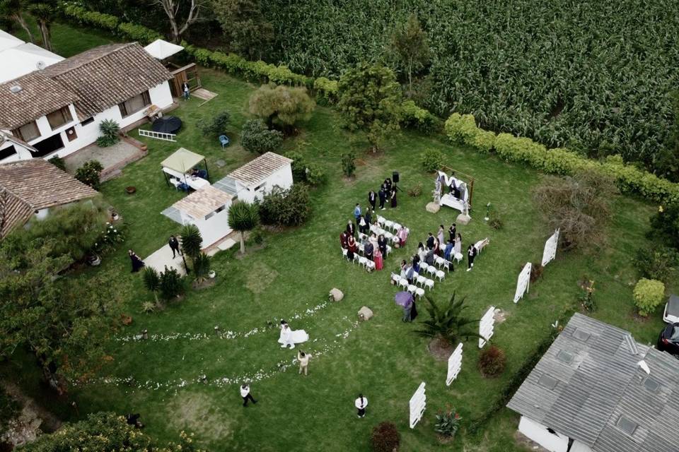 Toma aérea de un jardín con sillas