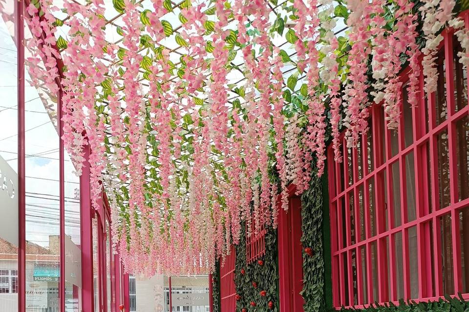 Terraza con lluvia de flores