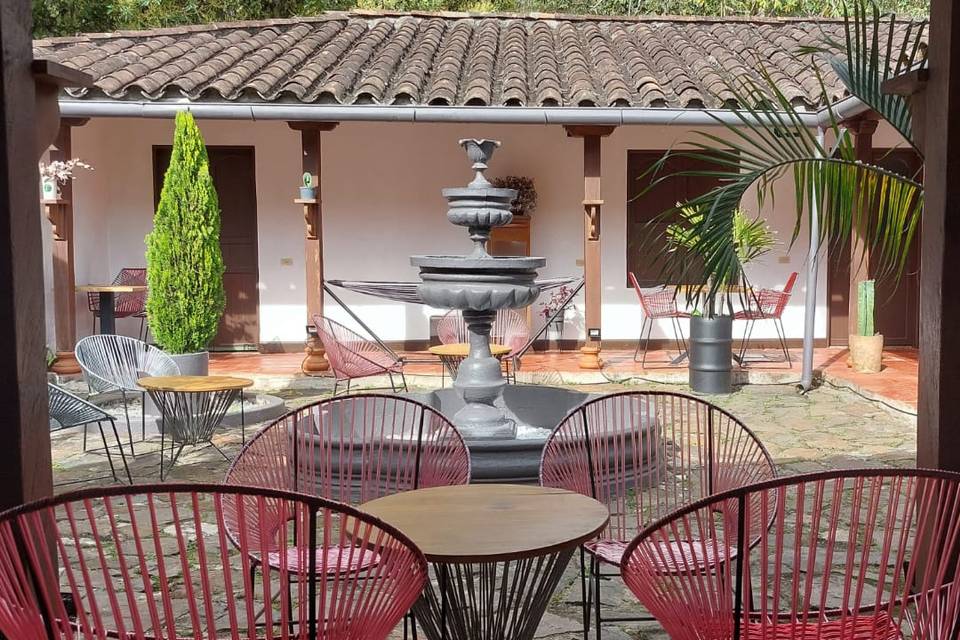 Mesa y sillas en la terraza