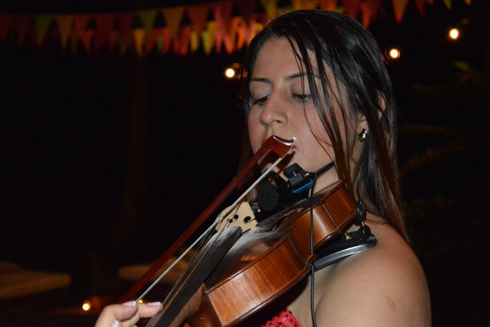 Claudia (violín y soprano)