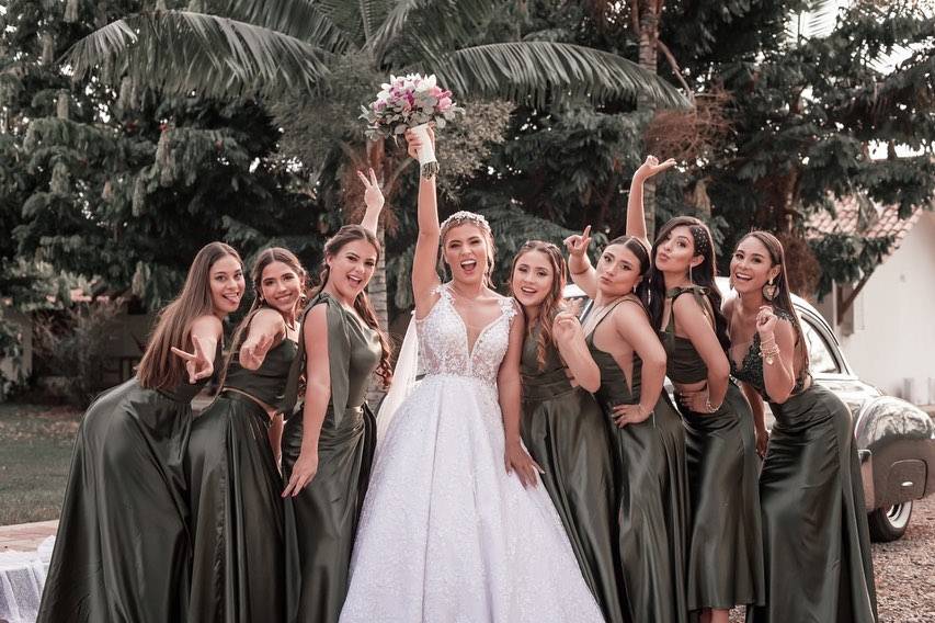 Damas de honor junto a la novia