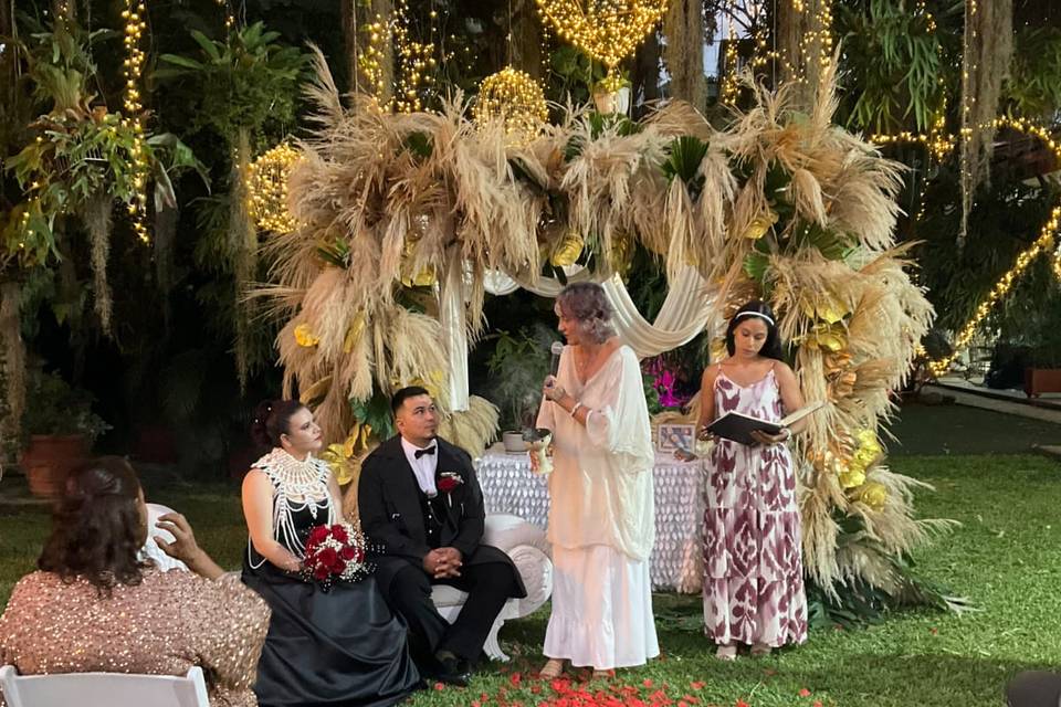 Novios sentados en la ceremonia