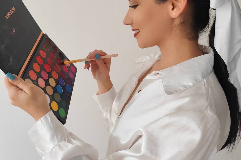 Mujer con paleta de sombras