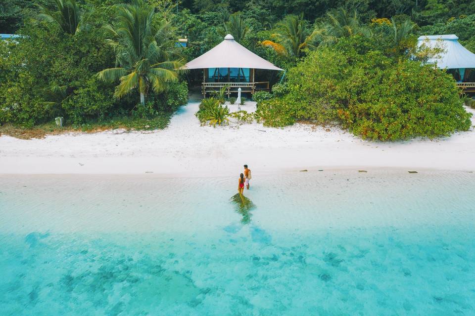 Pareja en una playa, Indonesia